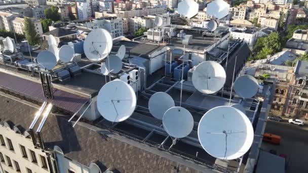 Kiev, Ukraine : antennes de télévision sur le toit du bâtiment. Aérien. — Video