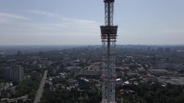 Kyjev. Ukrajina: televizní věž. Letecký pohled. — Stock video