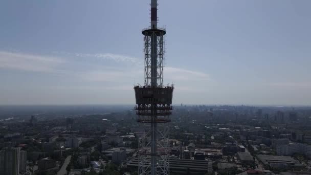 Kyjev. Ukrajina: televizní věž. Letecký pohled. — Stock video