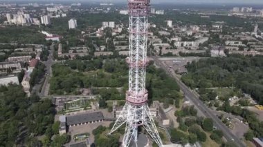 Kyiv. Ukrayna: TV kulesi. Hava görünümü.