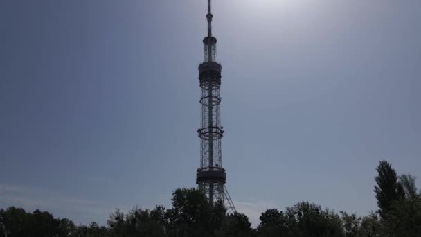 Kiew. Ukraine: Fernsehturm. Luftaufnahme. — Stockvideo