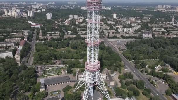 Kyiv. Ukrayna: TV kulesi. Hava görünümü. — Stok video