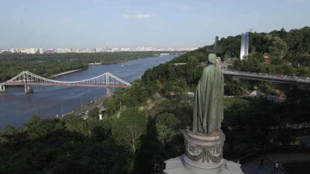 Kijów, Ukraina: Pomnik Wołodymyra Wielkiego. Widok z lotu ptaka — Wideo stockowe
