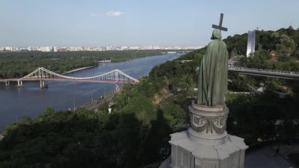 キエフ、ウクライナ:ヴォロディミール大王への記念碑。空中風景 — ストック動画