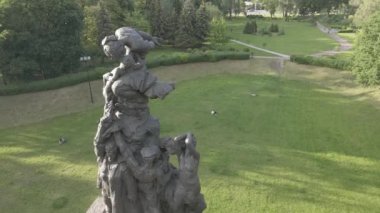 Kiev, Ukrayna: Babi Yar. Yahudilerin toplu katliamı anısına. Hava manzaralı, düz, gri
