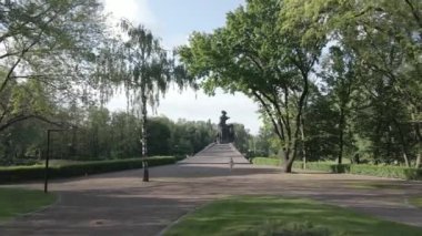 Kiev, Ukrayna: Babi Yar. Yahudilerin toplu katliamı anısına. Hava manzaralı, düz, gri