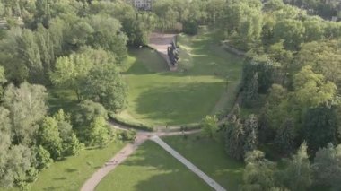 Kiev, Ukrayna: Babi Yar. Yahudilerin toplu katliamı anısına. Hava manzaralı, düz, gri