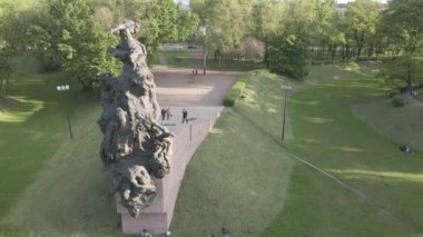Kiev, Ukrayna: Babi Yar. Yahudilerin toplu katliamı anısına. Hava manzaralı, düz, gri