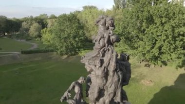 Kiev, Ukrayna: Babi Yar. Yahudilerin toplu katliamı anısına. Hava manzaralı, düz, gri