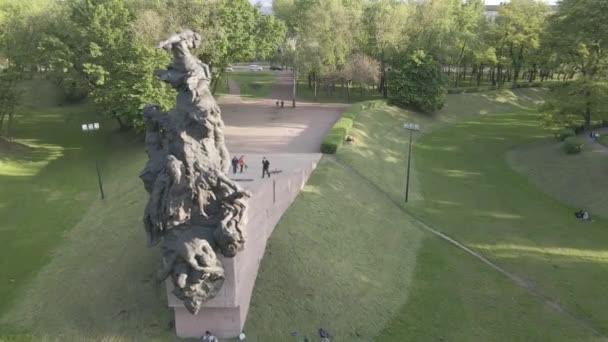 Kiev, Ukrayna: Babi Yar. Yahudilerin toplu katliamı anısına. Hava manzaralı, düz, gri — Stok video