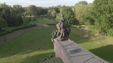 Kiev, Ukrayna: Babi Yar. Yahudilerin toplu katliamı anısına. Hava manzaralı, düz, gri
