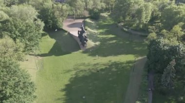 Kiev, Ukrayna: Babi Yar. Yahudilerin toplu katliamı anısına. Hava manzaralı, düz, gri