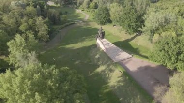 Kiev, Ukrayna: Babi Yar. Yahudilerin toplu katliamı anısına. Hava manzaralı, düz, gri