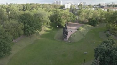 Kiev, Ukrayna: Babi Yar. Yahudilerin toplu katliamı anısına. Hava manzaralı, düz, gri