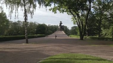 Kiev, Ukrayna: Babi Yar. Yahudilerin toplu katliamı anısına. Hava manzaralı, düz, gri