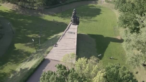Киев, Украина: Бабий Яр. Мемориал массового убийства евреев. Вид с воздуха, плоский, серый — стоковое видео