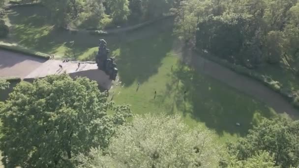 Kiew, Ukraine: Babi Jar. Gedenkstätte Massenmord an Juden. Luftaufnahme, flach, grau — Stockvideo