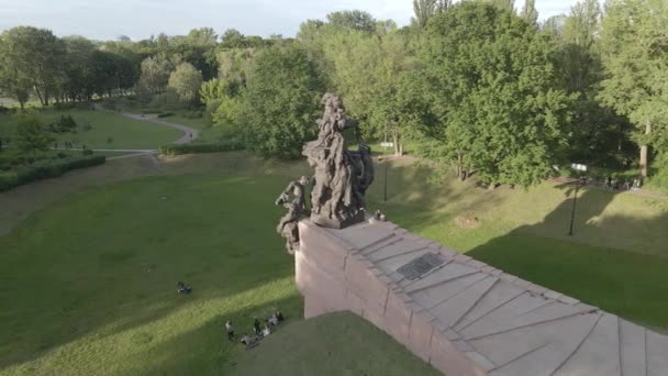 Kiev, Ukrayna: Babi Yar. Yahudilerin toplu katliamı anısına. Hava manzaralı, düz, gri — Stok video