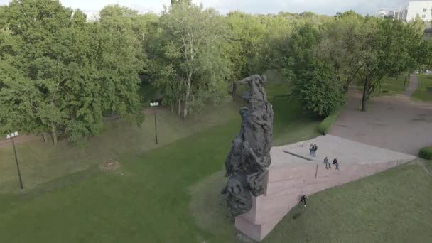 Kiev, Ucraina: Babi Yar. Omicidio di massa commemorativo di ebrei. Vista aerea, pianeggiante, grigio — Video Stock