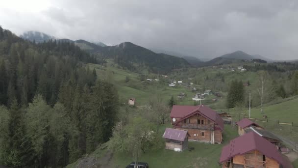 Ukrajina, Karpaty: Dům v horách Letecký. Plocha, šedá — Stock video