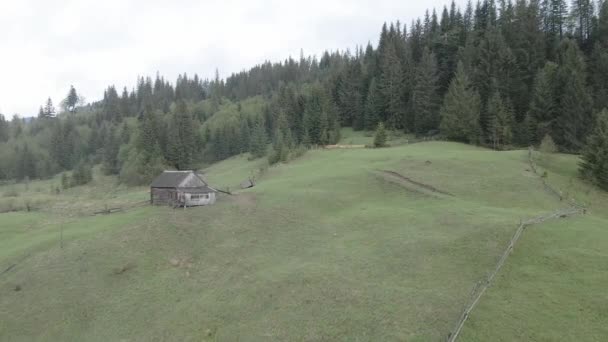 Ukraina, Karpaty: Dom w górach Aerial. Płaska, szara — Wideo stockowe