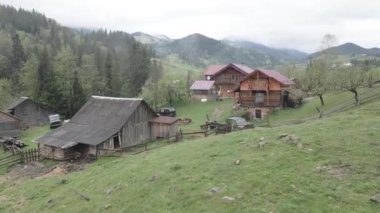 Ukrayna, Karpat Dağları: Dağlardaki köy. Hava, düz, gri