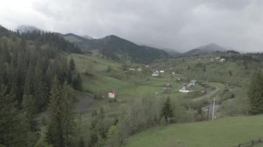 Ukrayna, Karpat Dağları: Dağlardaki köy. Hava, düz, gri