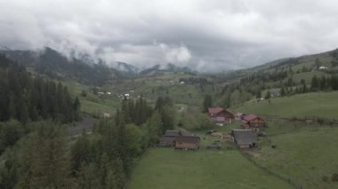 Ukrayna, Karpat Dağları: Dağlardaki köy. Hava, düz, gri