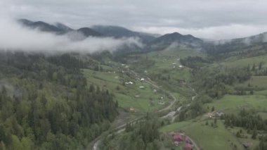 Ukrayna, Karpat Dağları: Dağlardaki köy. Hava, düz, gri
