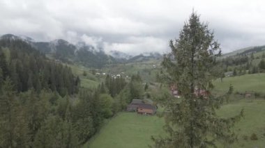 Ukrayna, Karpat Dağları: Dağlardaki köy. Hava, düz, gri
