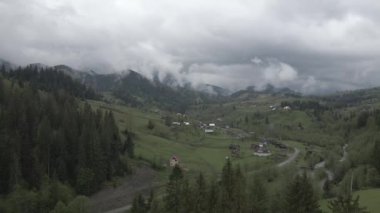 Ukrayna, Karpat Dağları: Dağlardaki köy. Hava, düz, gri