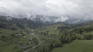 Ukrayna, Karpat Dağları: Dağlardaki köy. Hava, düz, gri