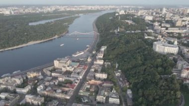 Kyiv 'in yukarıdan görünüşü. Ukrayna. Hava manzaralı, gri, düz