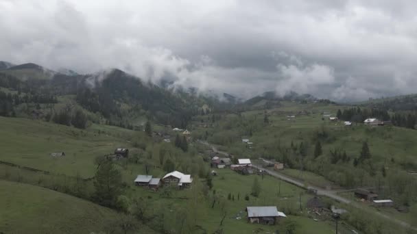 Ukraine, Carpates : Village dans les montagnes. Aérien, plat, gris