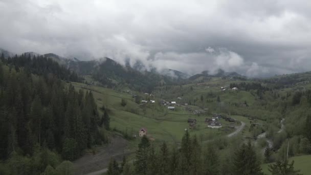Ukraine, Carpates : Village dans les montagnes. Aérien, plat, gris