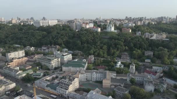 Zicht op Kiev van bovenaf. Oekraïne. Luchtfoto, grijs, plat — Stockvideo