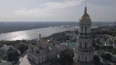 Kyiv. Ukrayna: Kyiv Pechersk Lavra 'nın hava manzarası. Gri, düz