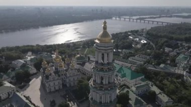 Kyiv. Ukrayna: Kyiv Pechersk Lavra 'nın hava manzarası. Gri, düz