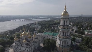 Kyiv. Ukrayna: Kyiv Pechersk Lavra 'nın hava manzarası. Gri, düz