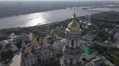 Kyiv. Ukrayna: Kyiv Pechersk Lavra 'nın hava manzarası. Gri, düz