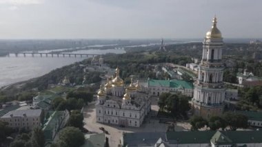Kyiv. Ukrayna: Kyiv Pechersk Lavra 'nın hava manzarası. Gri, düz