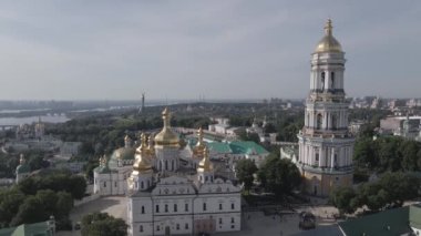 Kyiv. Ukrayna: Kyiv Pechersk Lavra 'nın hava manzarası. Gri, düz