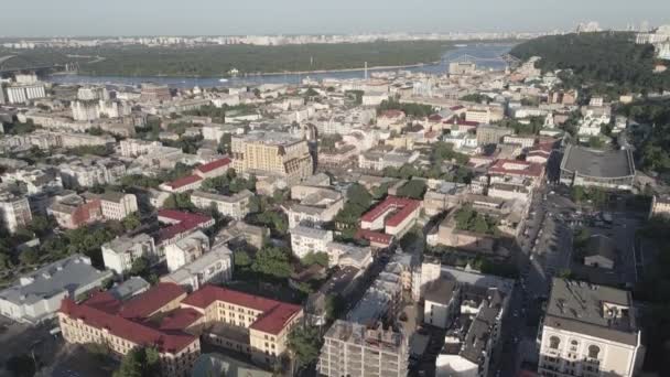 Pohled shora na Kyjev. Ukrajina. Letecký pohled, šedý, plochý — Stock video