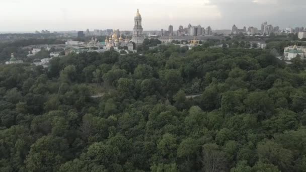 Kilátás Kijevre felülről. Ukrajnában. Légi felvétel, szürke, lapos — Stock videók