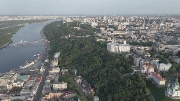 위에서 내려다보는 키 에프의 모습. 우크라이나. 공중에서 찍은 사진, 회색, 납작 한 사진 — 비디오