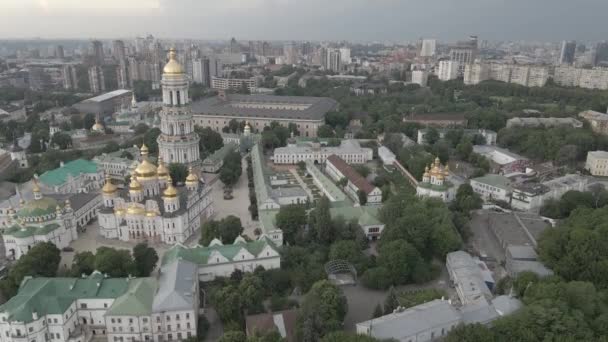 Zicht op Kiev van bovenaf. Oekraïne. Luchtfoto, grijs, plat — Stockvideo