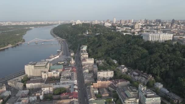 Pohled shora na Kyjev. Ukrajina. Letecký pohled, šedý, plochý — Stock video