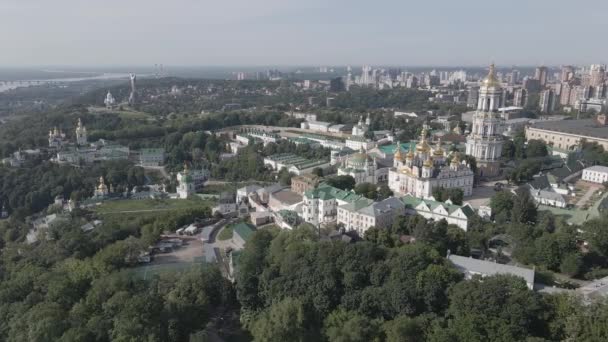Kijów. Ukraina: Widok z lotu ptaka na Ławrę Peczerską. Szary, płaski — Wideo stockowe