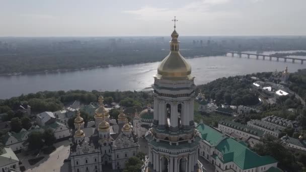 Kyiv. Ukrayna: Kyiv Pechersk Lavra 'nın hava manzarası. Gri, düz — Stok video