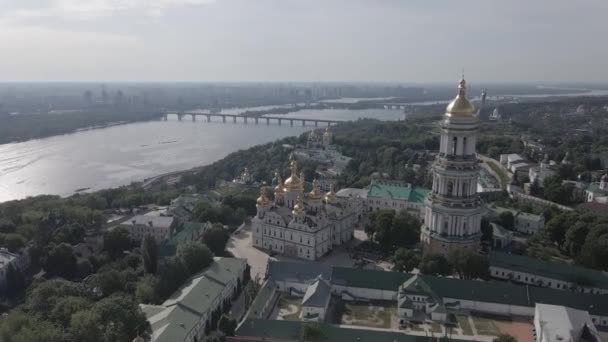 Kyiv 。Ukraine: Aerial view of Kyiv Pechersk Lavra.灰色，平坦 — 图库视频影像